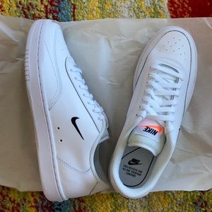 NIKE Women’s Nike court vintage size 6.5 NIB